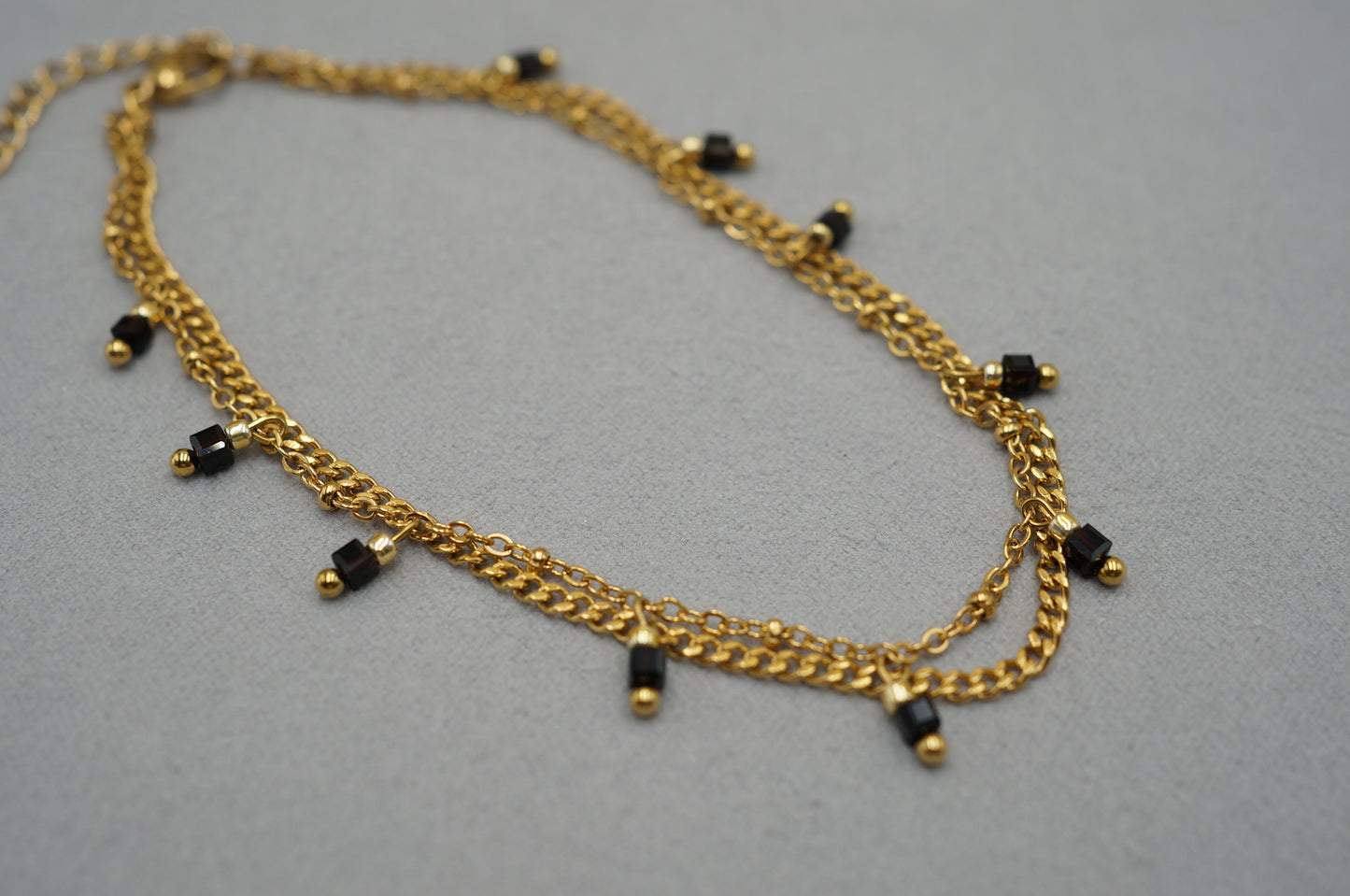 cavigliera a doppio filo con perline pendente