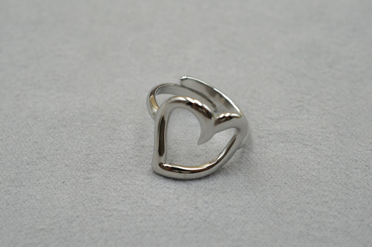 Anello con cuore bucato
