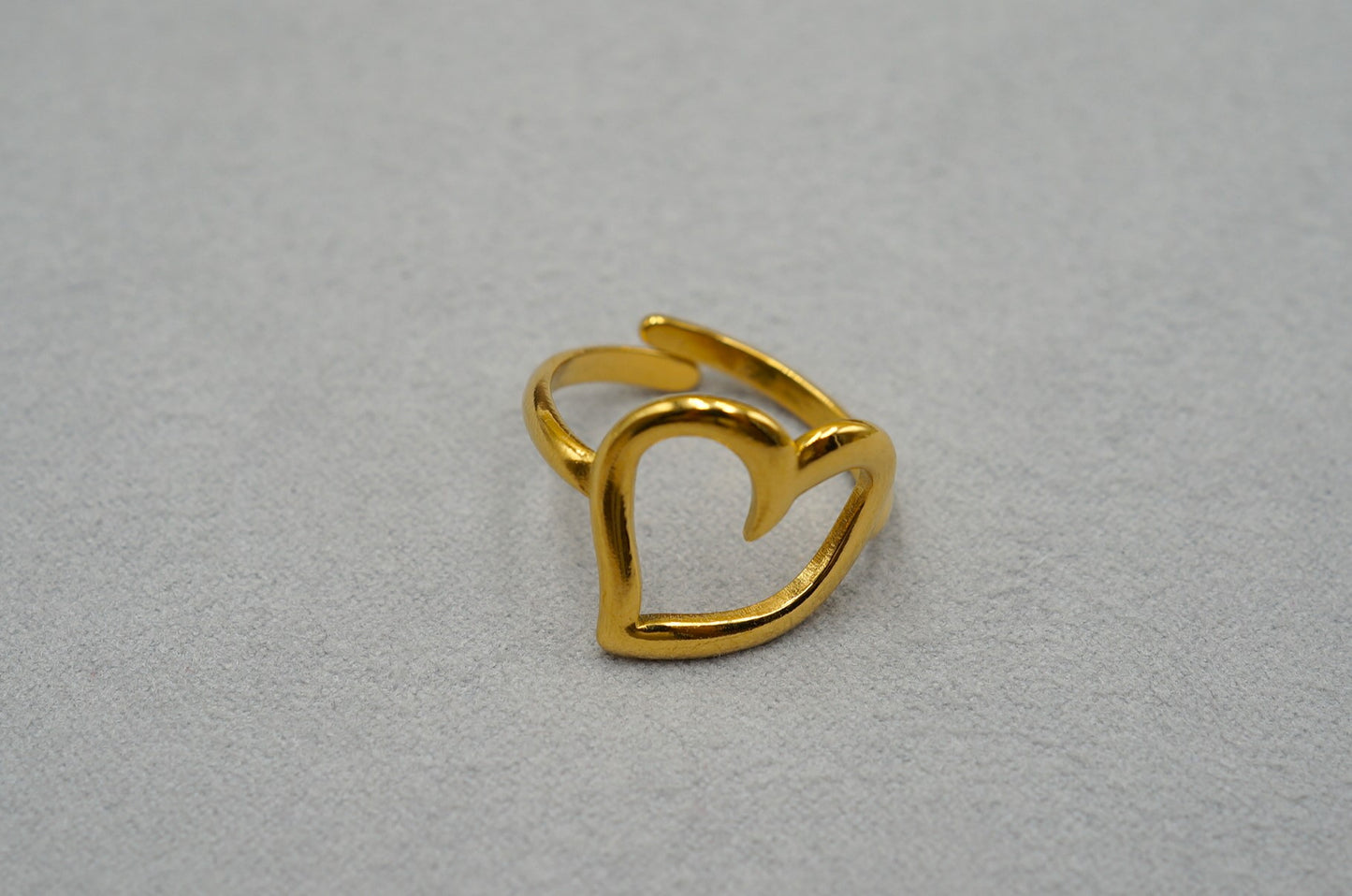 Anello con cuore bucato