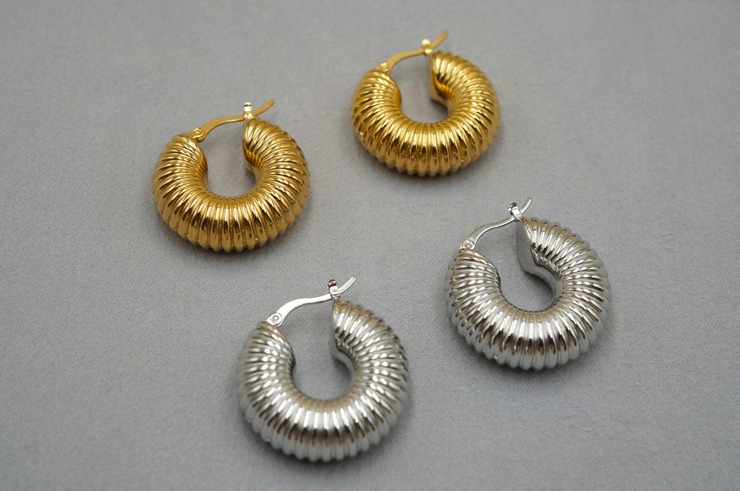 Orecchini ad anelle tubolari